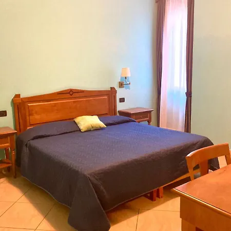 Ulisse Deluxe מלון 3*