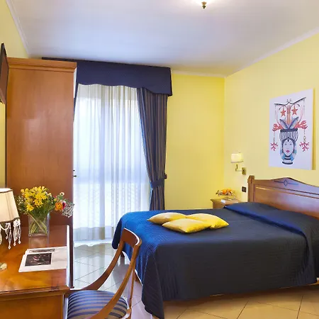 מלון Ulisse Deluxe 3*